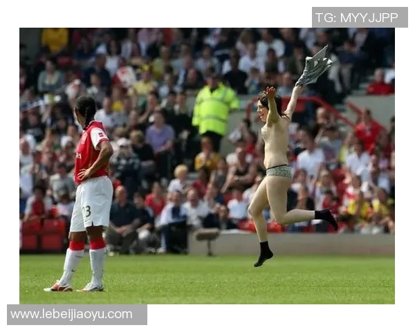 足球八卦赛场爆发小插曲，裁判如何处理？